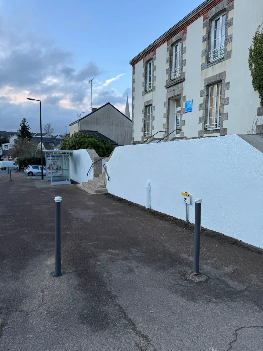 Mur enduit blanc après nettoyage et peinture