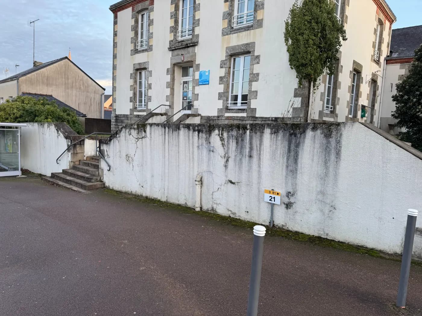Mur enduit encrassé avant nettoyage